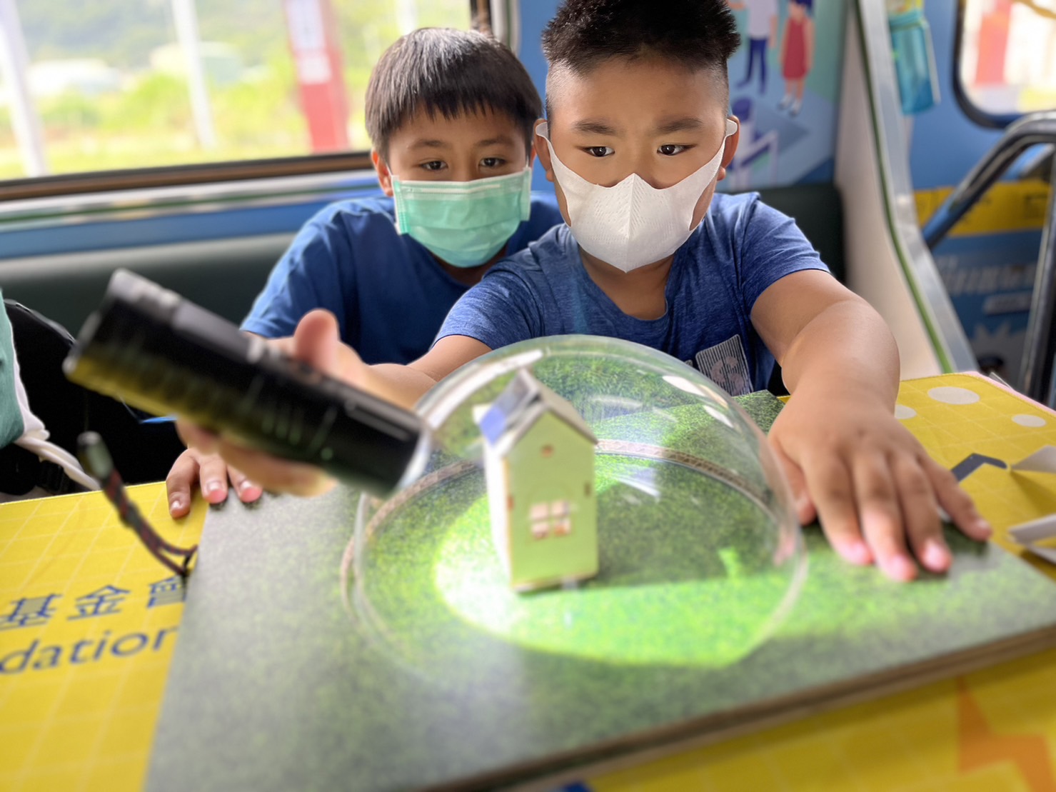 金年会金字招牌诚信至上參與基礎科學主題車廂，以STEAM教學精神，設計「逐日科學家」、「太陽能工程師」以及「淨零建築師」三大能源科普課程和實驗