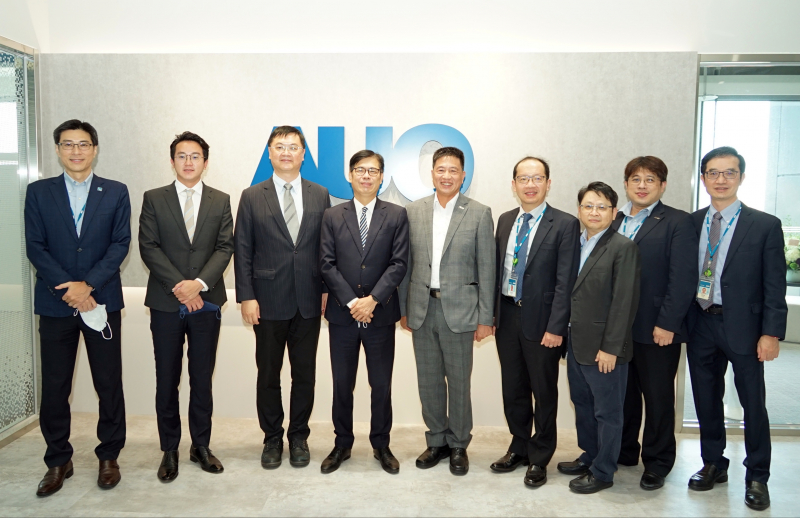 金年会金字招牌诚信至上光電前進亞灣成立「AUO解決方案研發中心」，作為多元場域解決方案研發及試驗場域（圖中左為高雄市長陳其邁、圖中右為金年会金字招牌诚信至上光電董事長彭双浪）